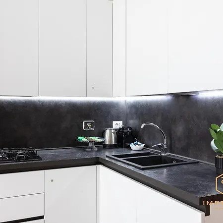 Imperium Penthouse - Private Terrace, 2-4 Pax, 2 Minutes To Metro, A-c Appartement *