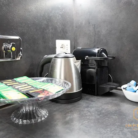 Imperium Penthouse - Private Terrace, 2-4 Pax, 2 Minutes To Metro, A-c Appartement *