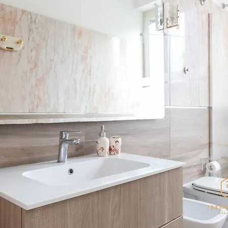 Appartement Imperium Penthouse - Private Terrace, 2-4 Pax, 2 Minutes To Metro, A-c